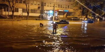 Ploaia face victime în Capitală. Un bărbat zace într-o baltă de apă